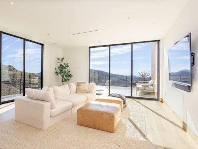 
                      
                        Sky River Ranch, Malibu
                      
                    