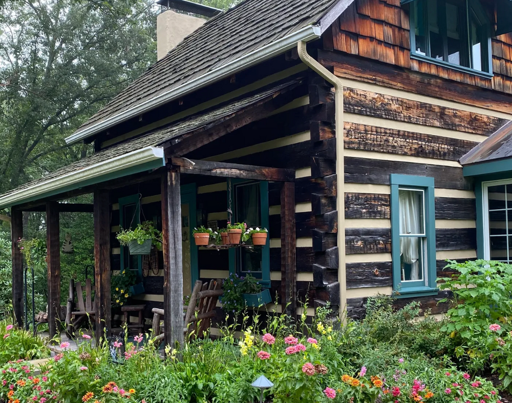 
                      
                        Sun and Cricket Bed & Breakfast
                      
                    